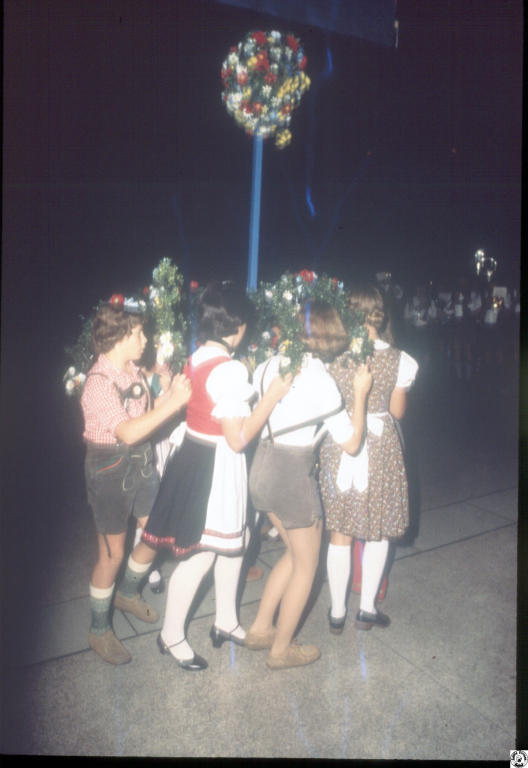 1978 Oktoberfest 16 kids maypole.jpg
